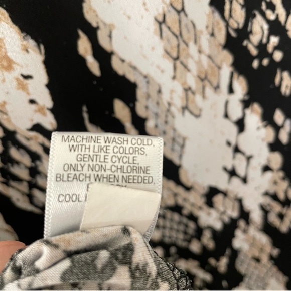 Dana Buchman Black and Gray Sleeveless Blouse - Picture 5 of 5